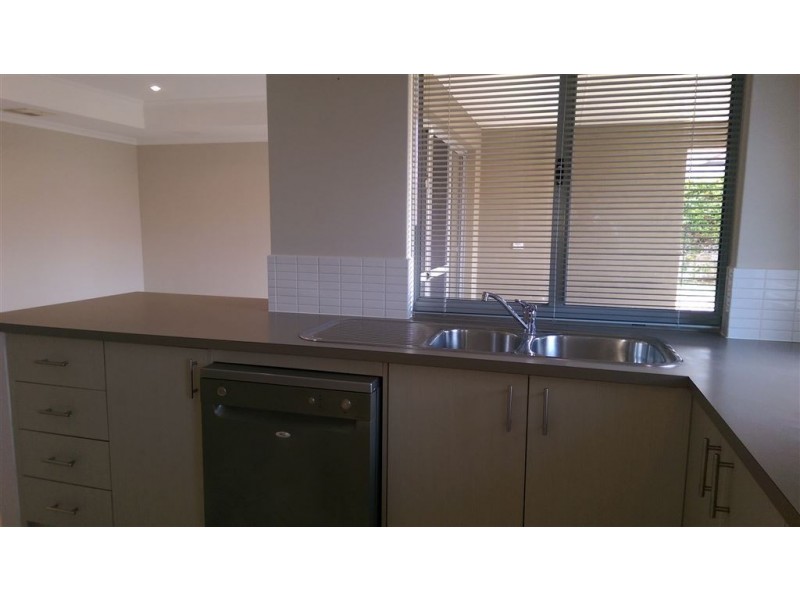 16 Wuraling Pass, Wannanup WA 6210