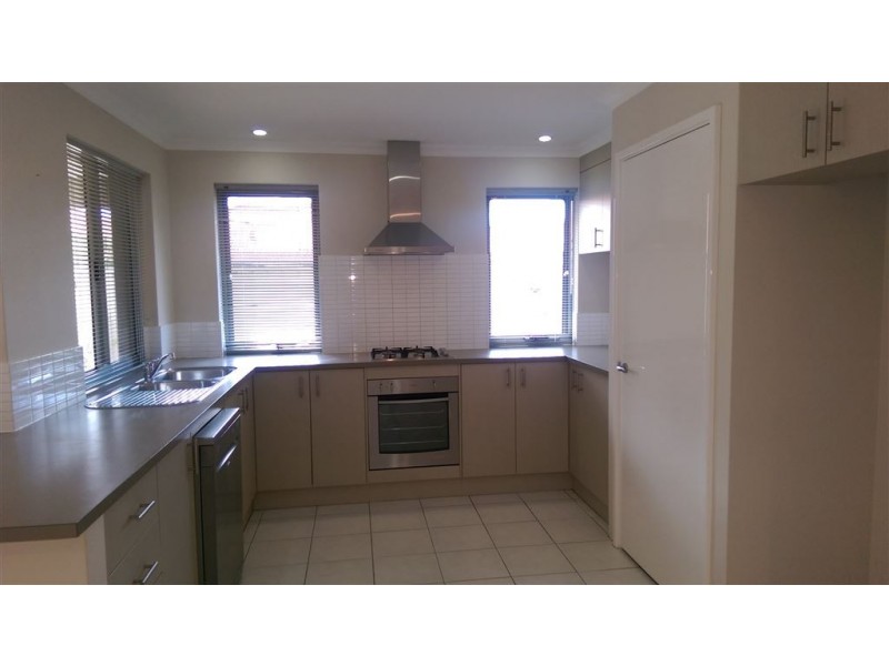 16 Wuraling Pass, Wannanup WA 6210