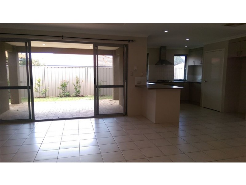 16 Wuraling Pass, Wannanup WA 6210