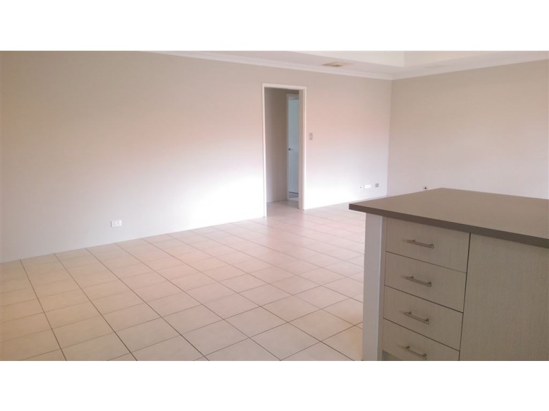 16 Wuraling Pass, Wannanup WA 6210