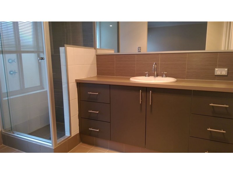 16 Wuraling Pass, Wannanup WA 6210