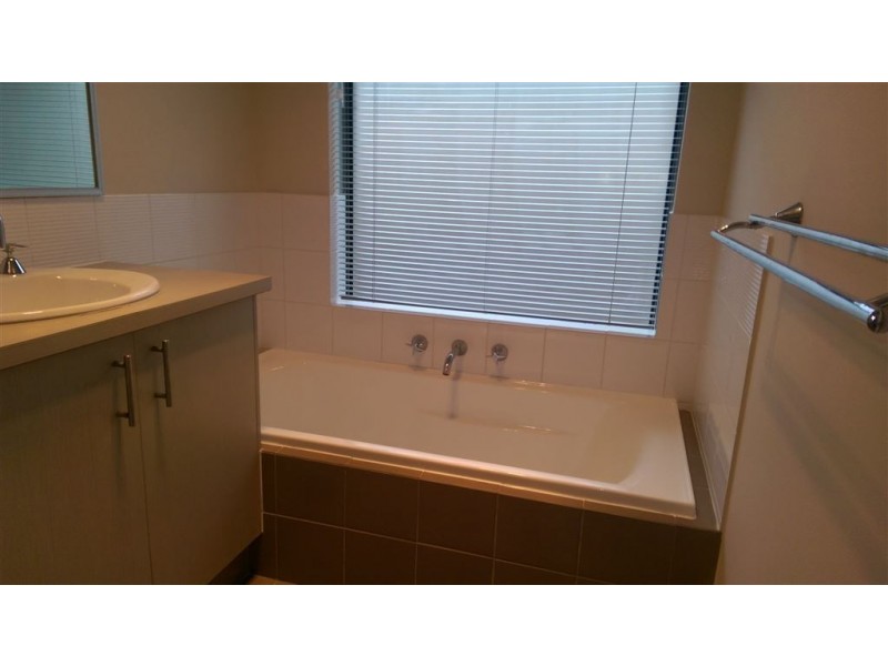 16 Wuraling Pass, Wannanup WA 6210