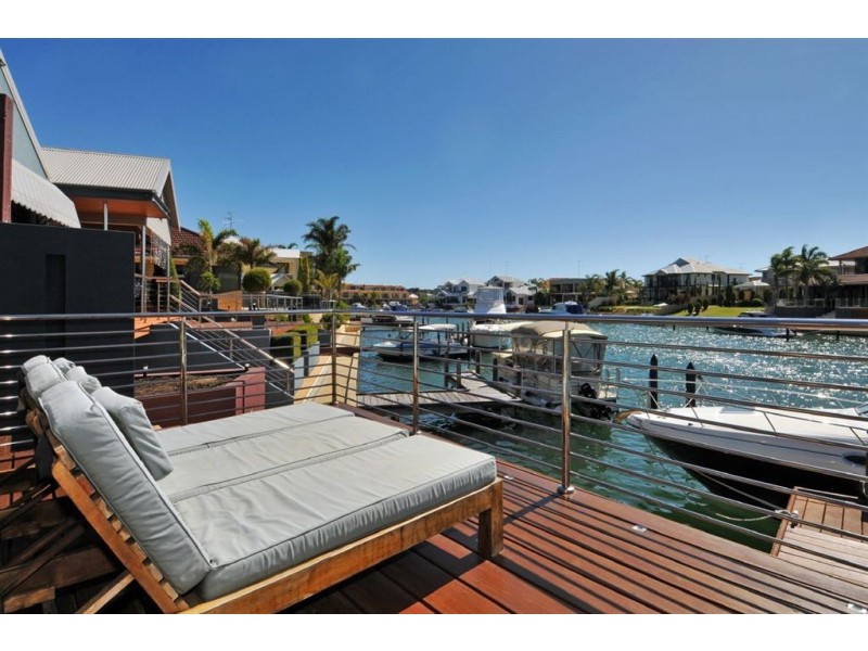 2 Leighton Place, Halls Head WA 6210