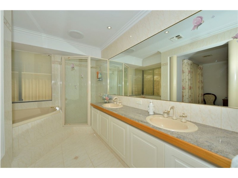 4 Peron Place, San Remo WA 6210