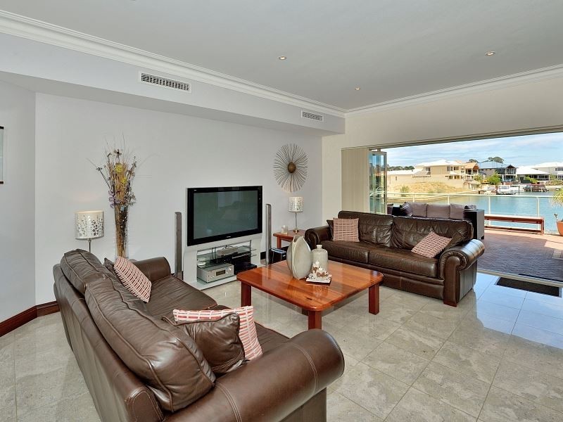 33 Leisure Way, Halls Head WA 6210