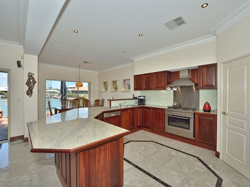 33 Leisure Way, Halls Head WA 6210