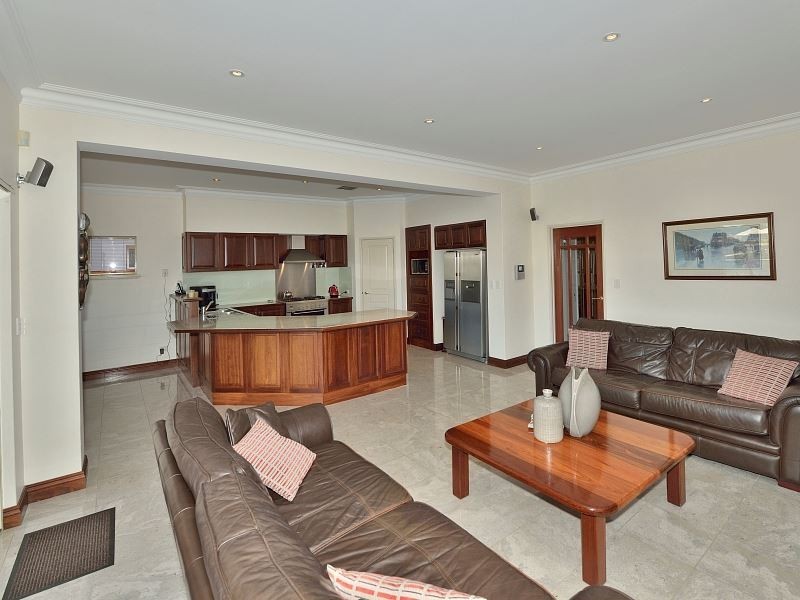 33 Leisure Way, Halls Head WA 6210