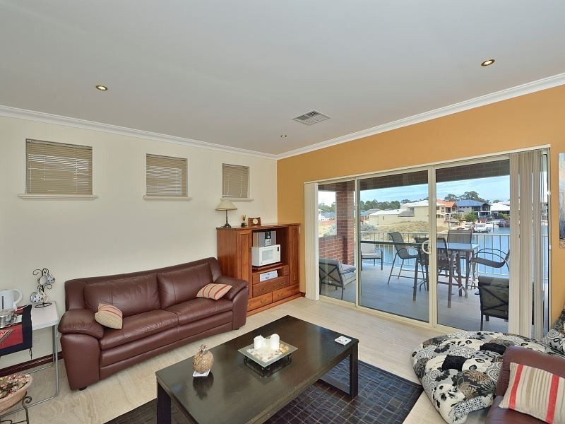 33 Leisure Way, Halls Head WA 6210