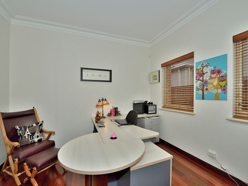 33 Leisure Way, Halls Head WA 6210