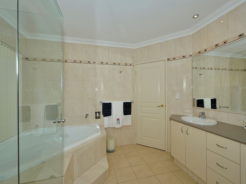 33 Leisure Way, Halls Head WA 6210