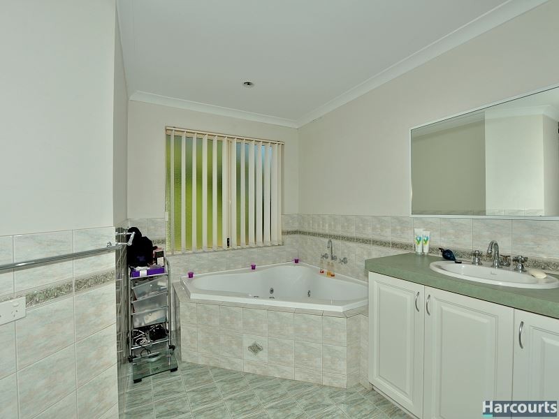 11 Scrubbird Court, Greenfields WA 6210
