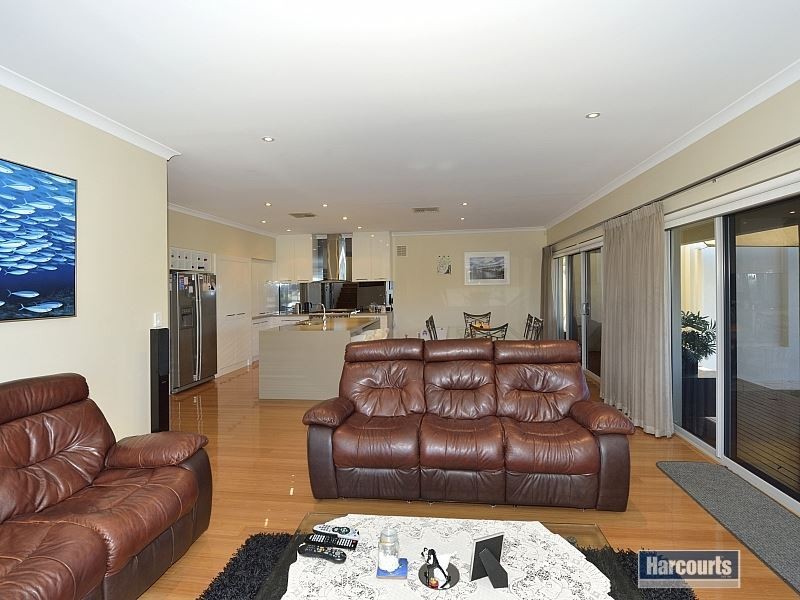 20 Ragamuffin Point, Halls Head WA 6210