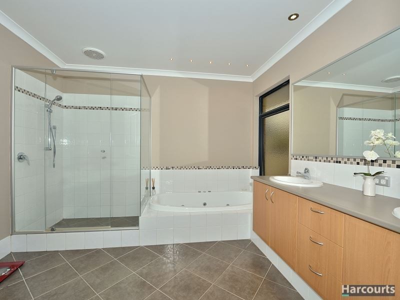 4 Gillen Chase, Lakelands WA 6180