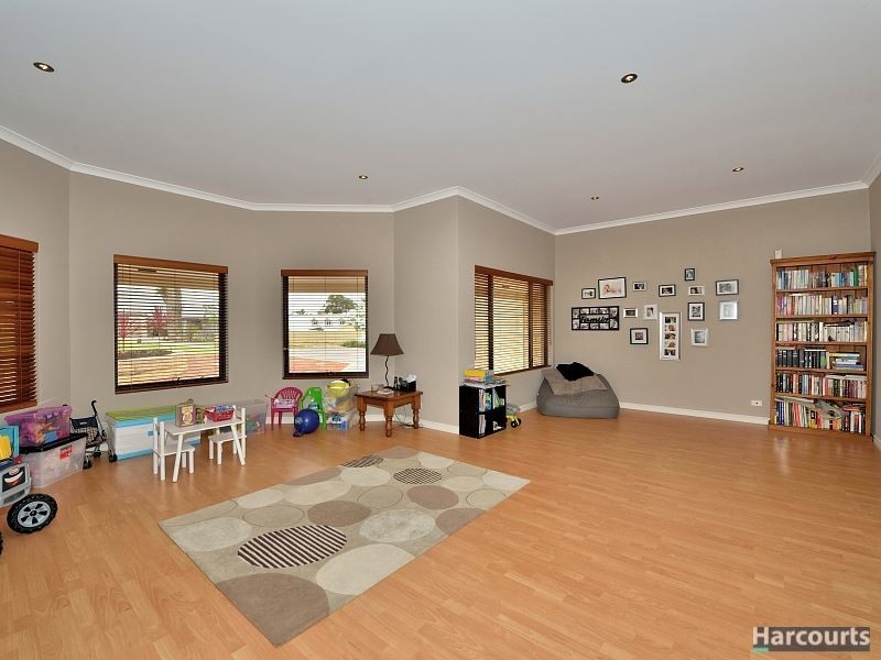 4 Gillen Chase, Lakelands WA 6180