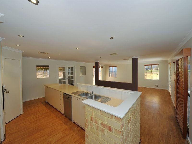 21 Bookleaf Loop, Halls Head WA 6210