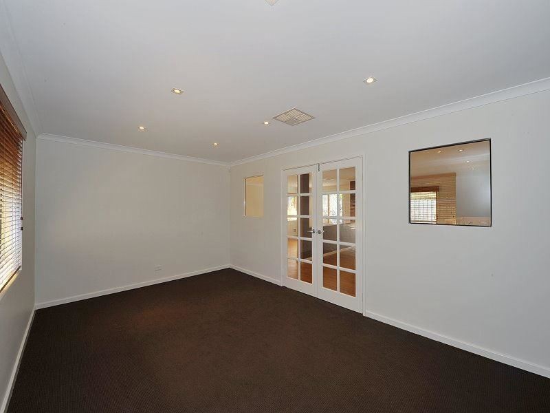 21 Bookleaf Loop, Halls Head WA 6210