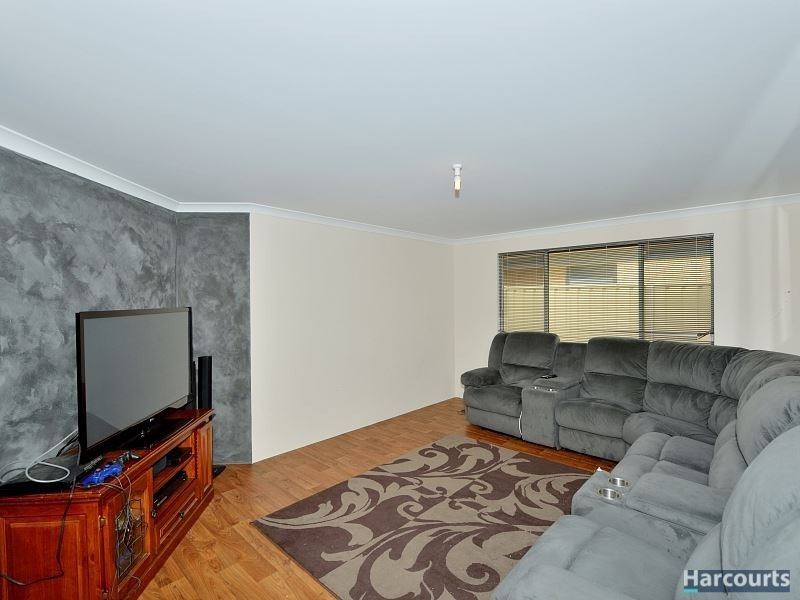8 Pelora View, Lakelands WA 6180