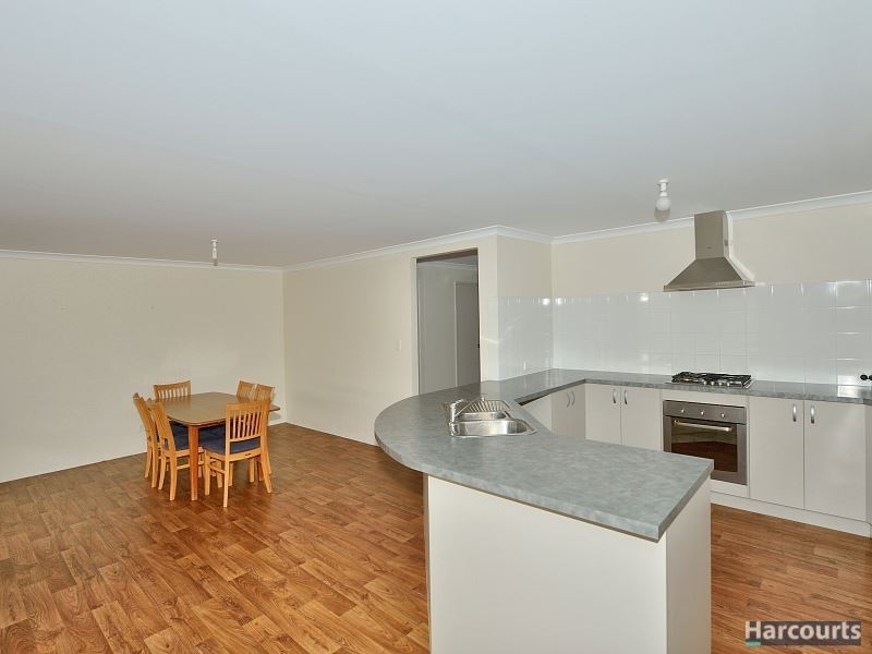 8 Pelora View, Lakelands WA 6180