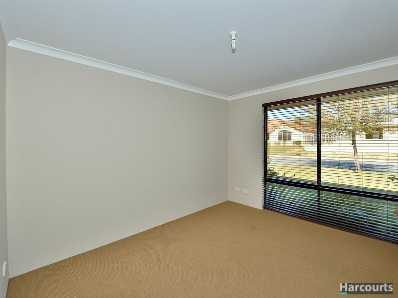 28 Waratah Circle, Halls Head WA 6210