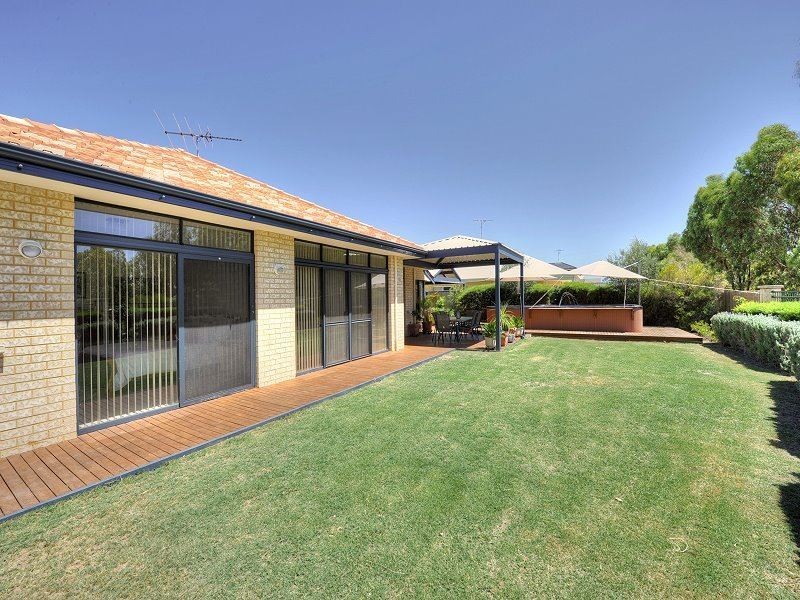 10 Peach Tree Pass, Meadow Springs WA 6210