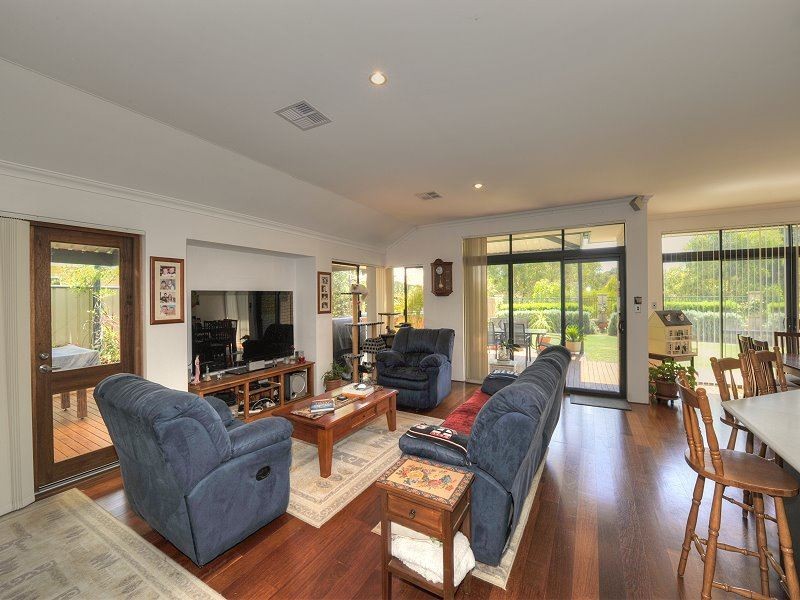 10 Peach Tree Pass, Meadow Springs WA 6210