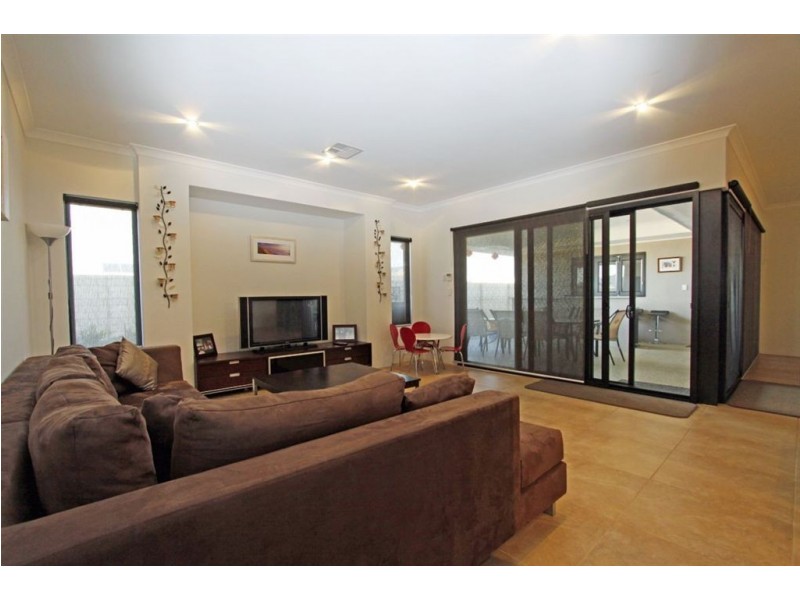 7 Orania Pass, Halls Head WA 6210