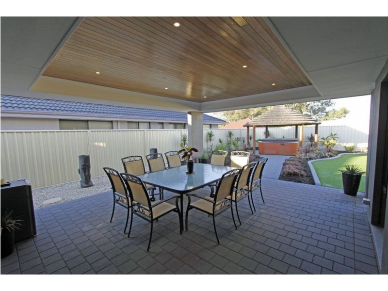 17 Royston Way, Lakelands WA 6180