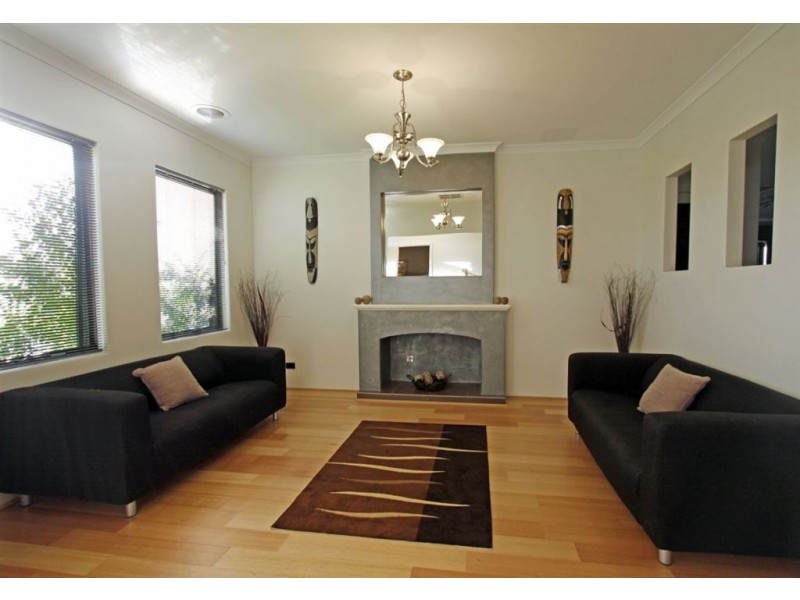 17 Royston Way, Lakelands WA 6180