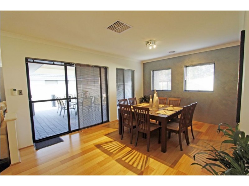 17 Royston Way, Lakelands WA 6180