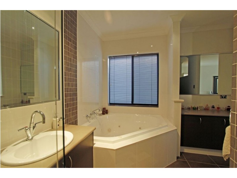 17 Royston Way, Lakelands WA 6180