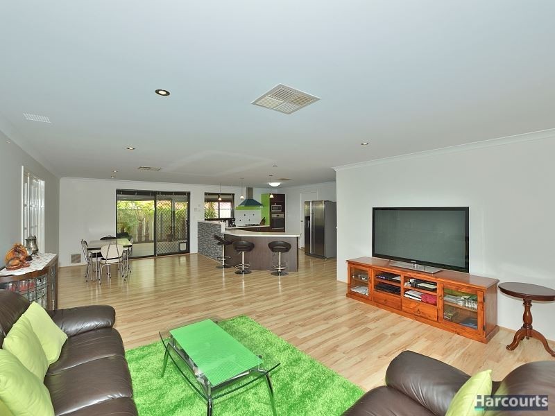 8 Portrush Parade, Meadow Springs WA 6210