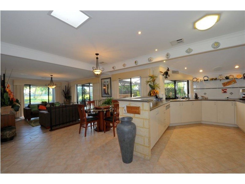 15 Dorneywood Crescent, Erskine WA 6210