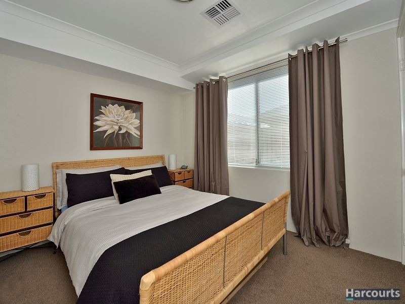 6 Venulosa Avenue, Halls Head WA 6210