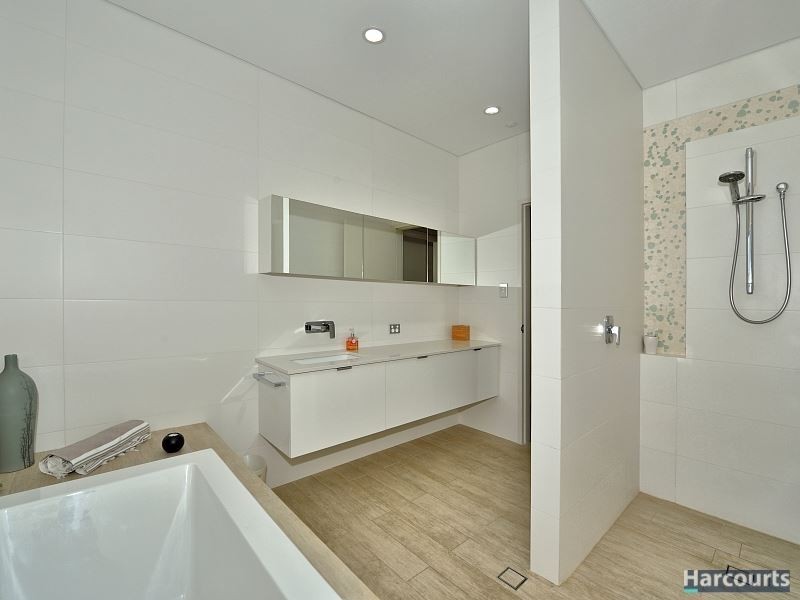 1 Muir Street, Halls Head WA 6210