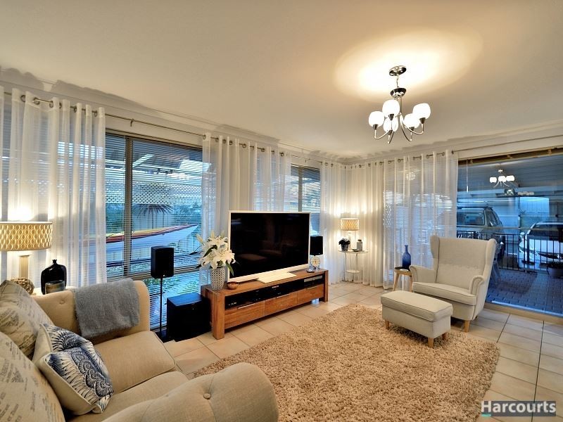 24 Muntries Place, Halls Head WA 6210