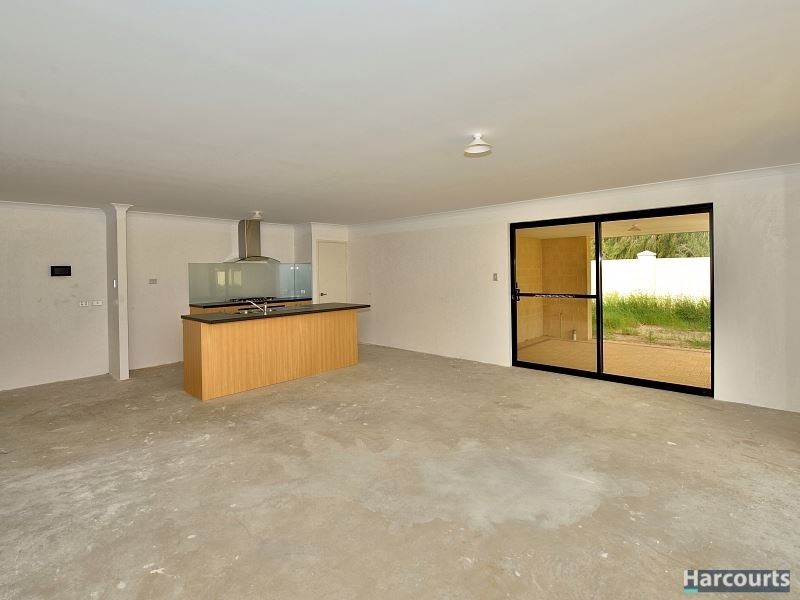 6 Royal Crescent, Wannanup WA 6210