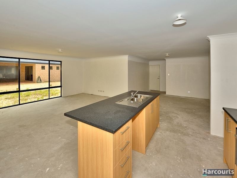 6 Royal Crescent, Wannanup WA 6210