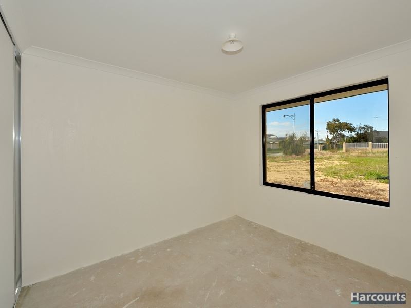 6 Royal Crescent, Wannanup WA 6210