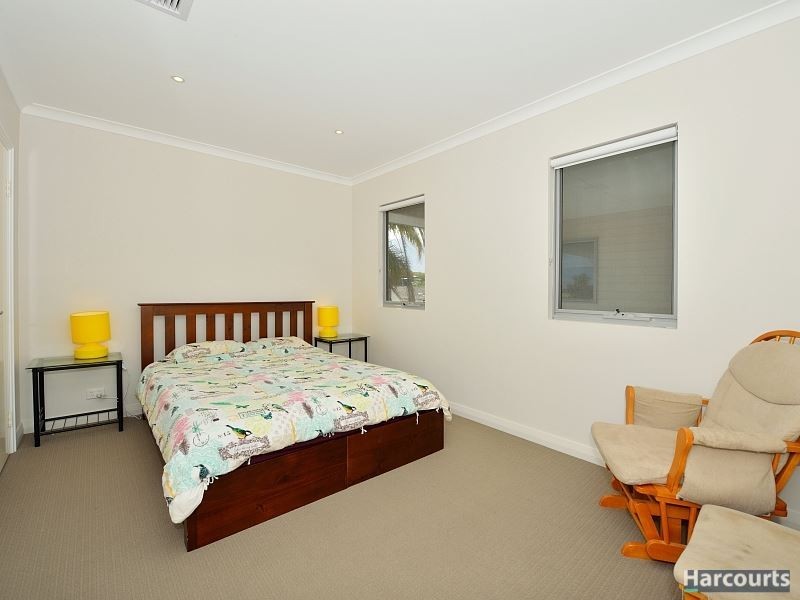 12A Scrivener Place, Halls Head WA 6210