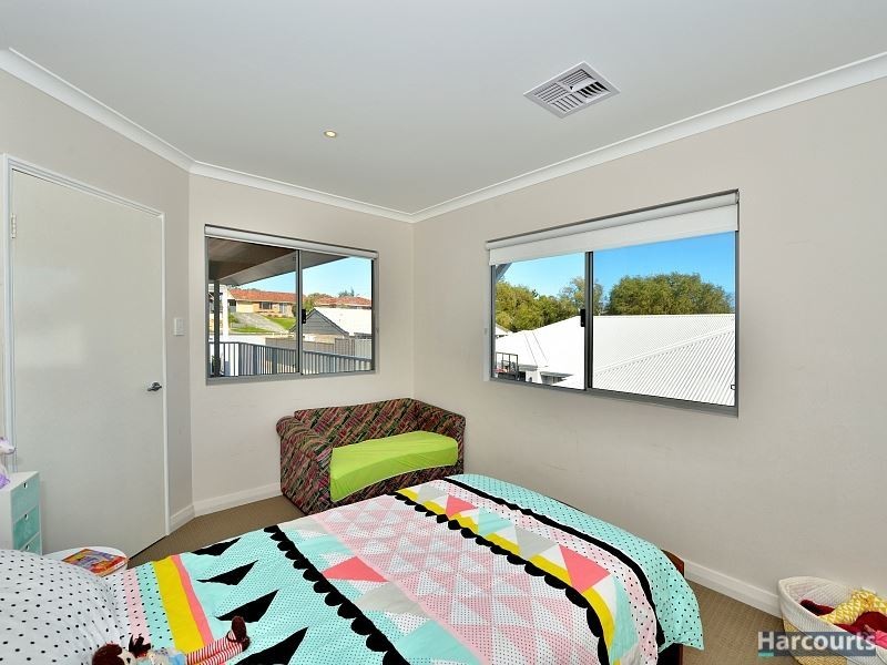 12A Scrivener Place, Halls Head WA 6210