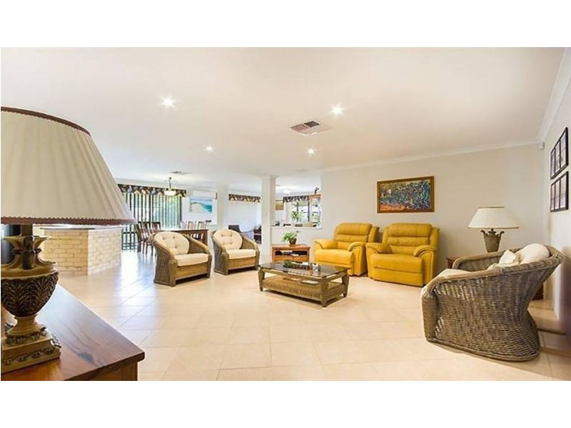 11 Caslano Road, Meadow Springs WA 6210