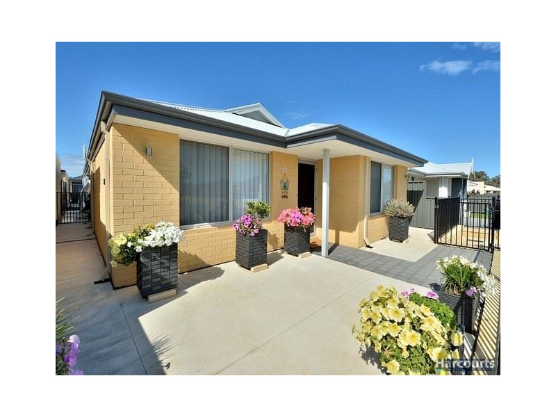 14 Rowan Way, Lakelands WA 6180