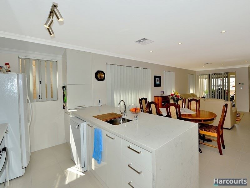 14 Rowan Way, Lakelands WA 6180