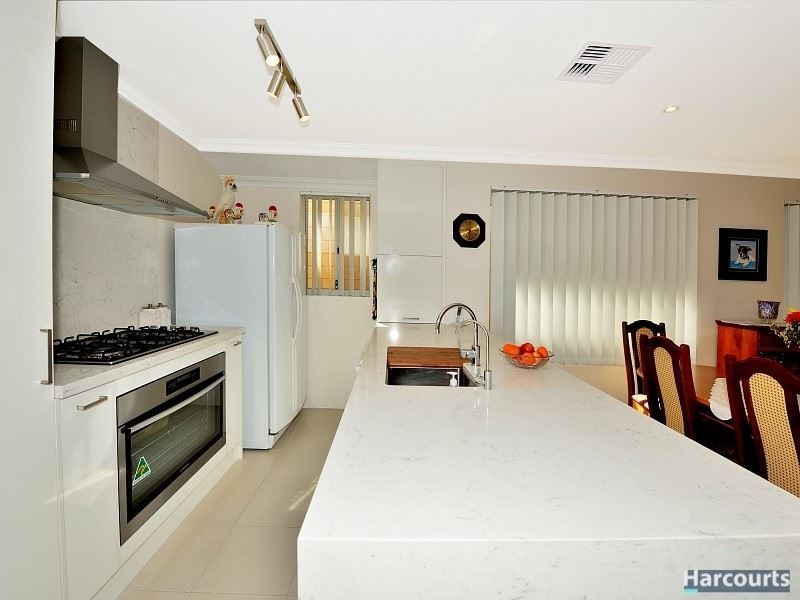 14 Rowan Way, Lakelands WA 6180