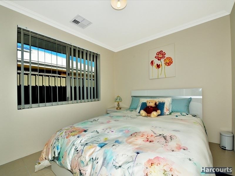 14 Rowan Way, Lakelands WA 6180