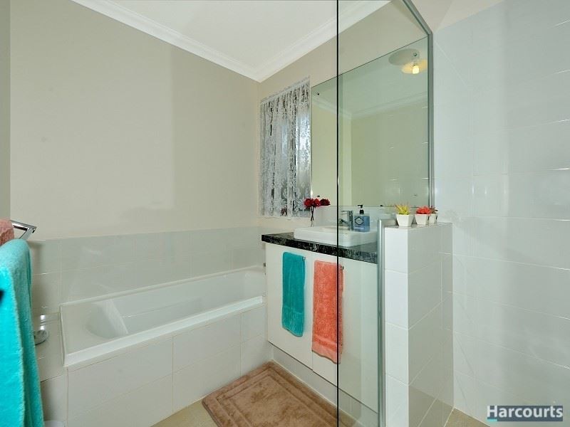 14 Rowan Way, Lakelands WA 6180