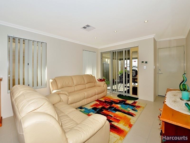 14 Rowan Way, Lakelands WA 6180