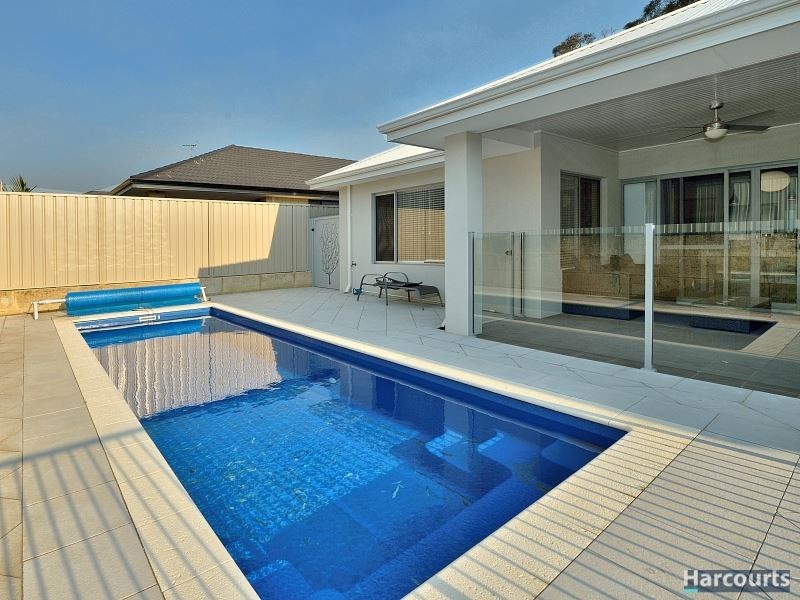 15 Pinehurst Loop, Meadow Springs WA 6210