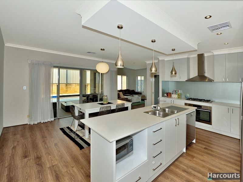 15 Pinehurst Loop, Meadow Springs WA 6210