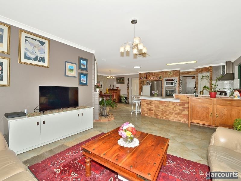 4 Rosebud Place, Halls Head WA 6210